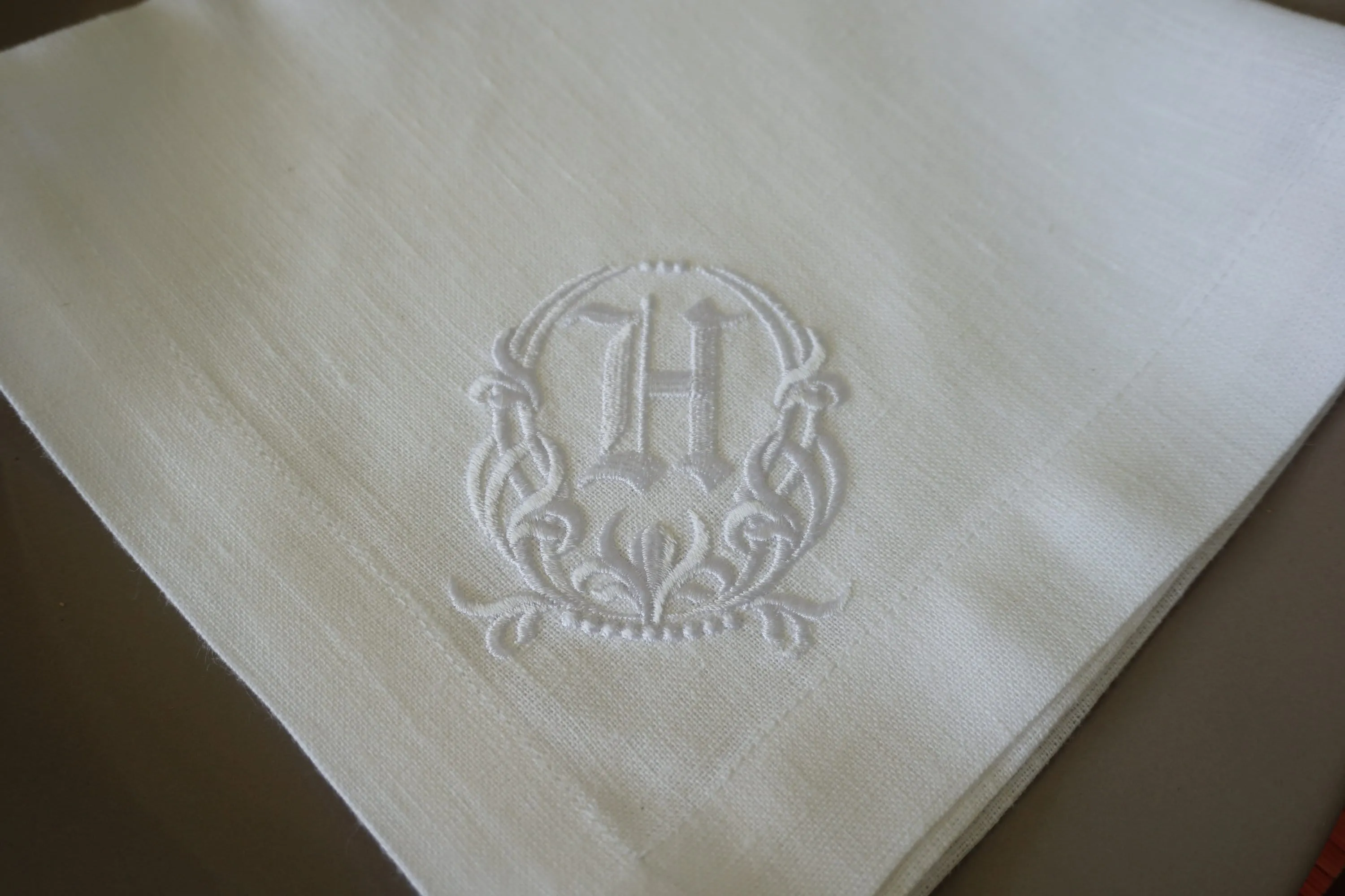 #075 | Monogrammed frame | Personalized | Linen napkins