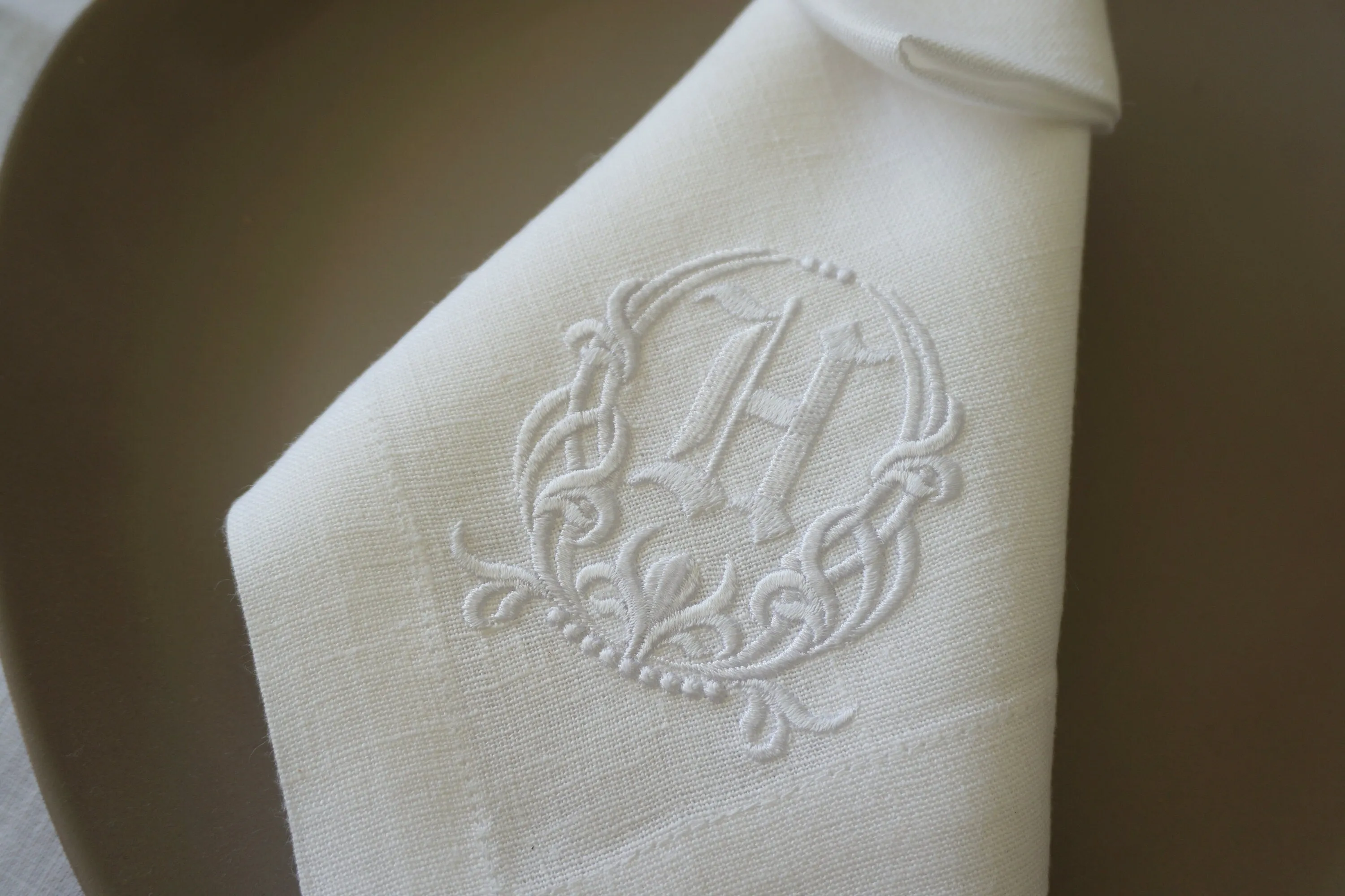 #075 | Monogrammed frame | Personalized | Linen napkins