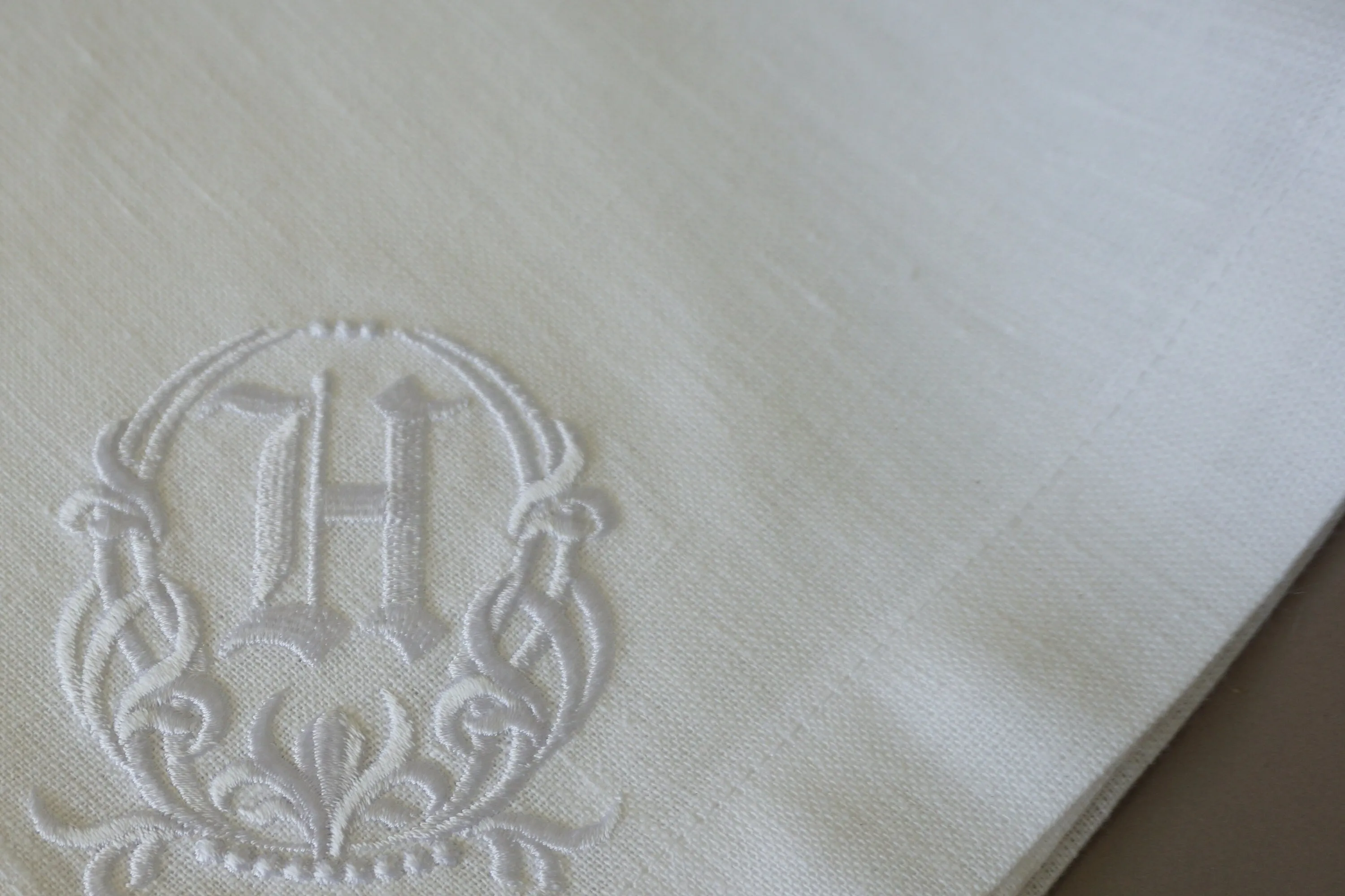 #075 | Monogrammed frame | Personalized | Linen napkins