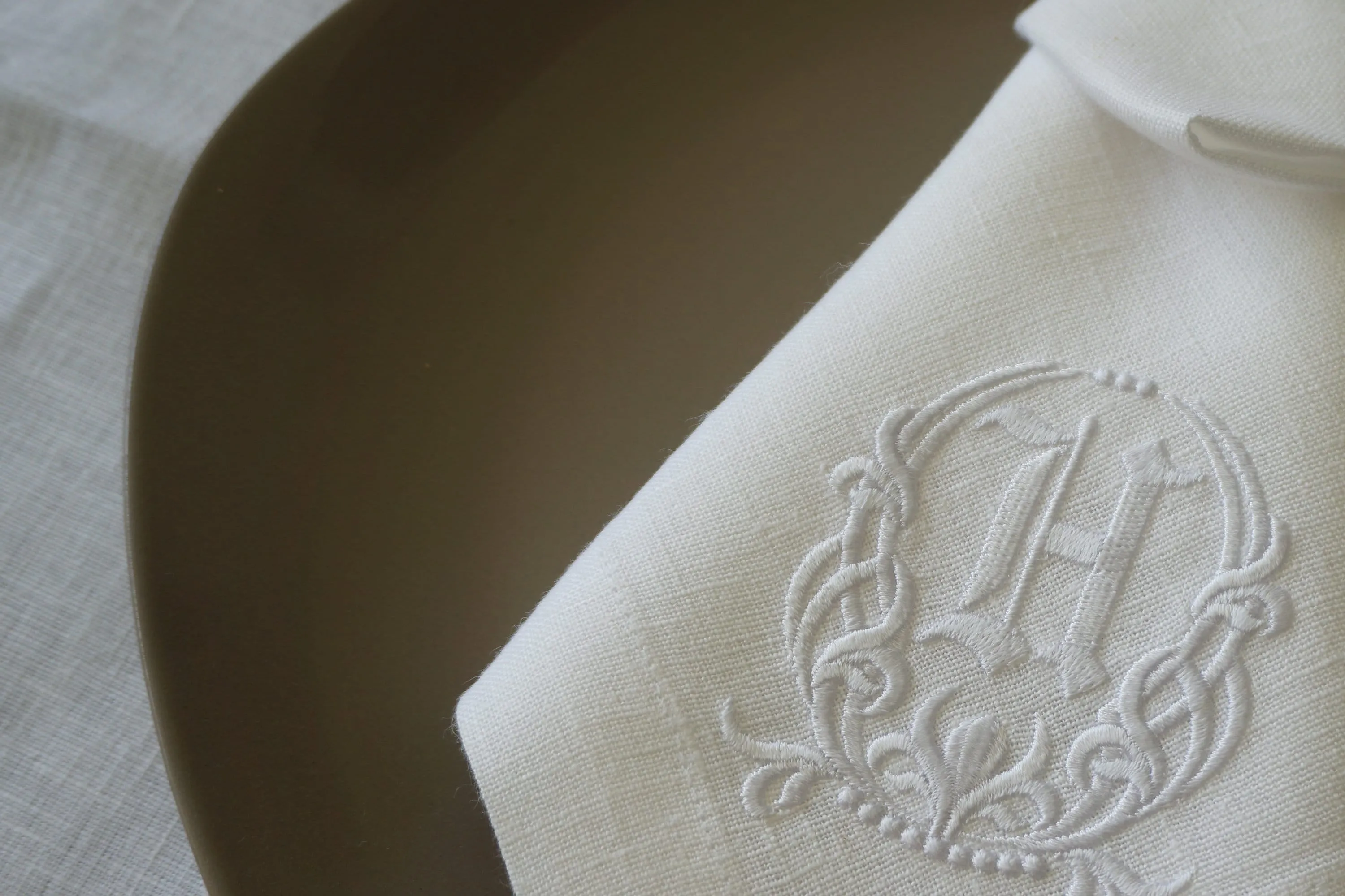 #075 | Monogrammed frame | Personalized | Linen napkins