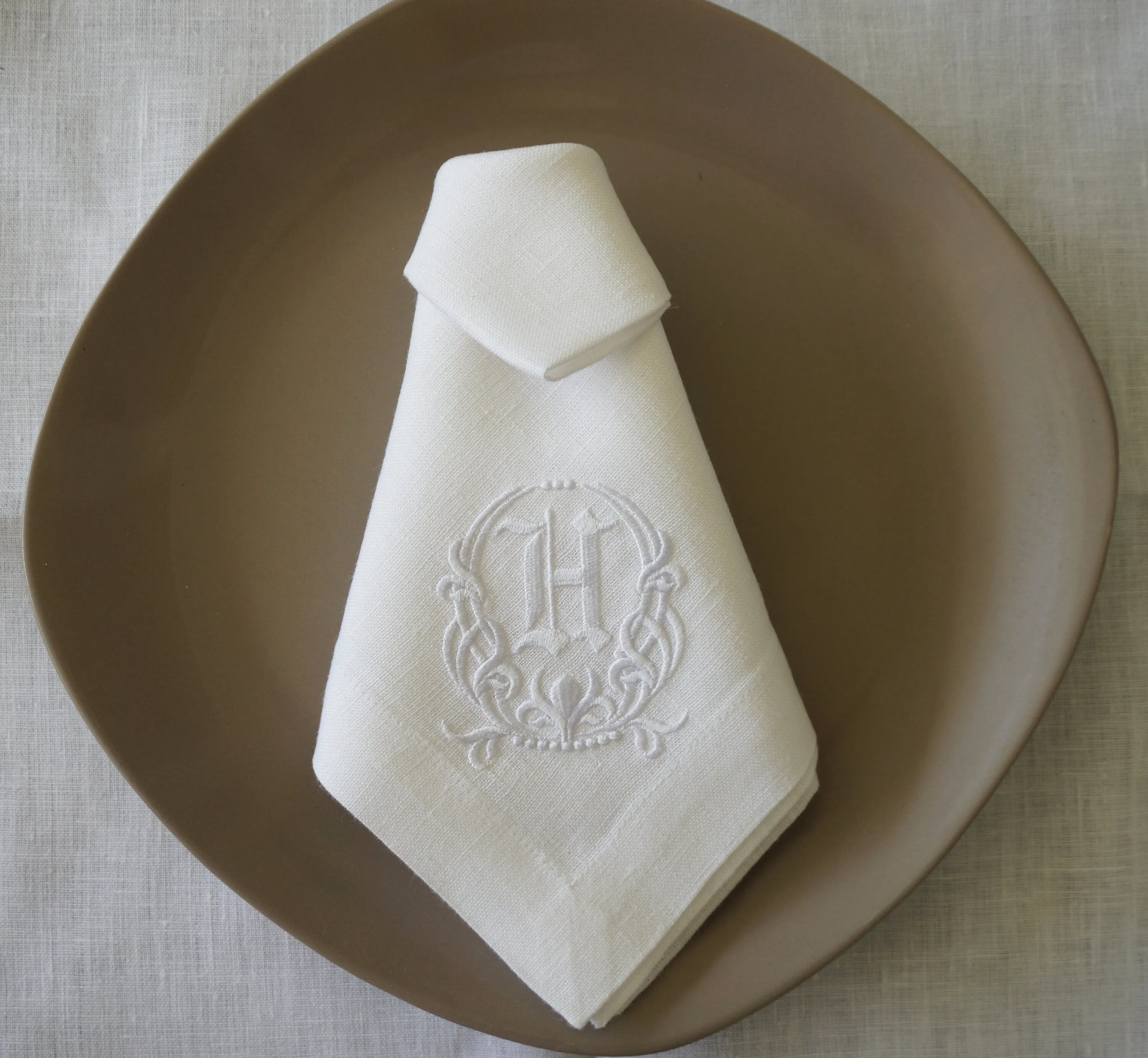 #075 | Monogrammed frame | Personalized | Linen napkins