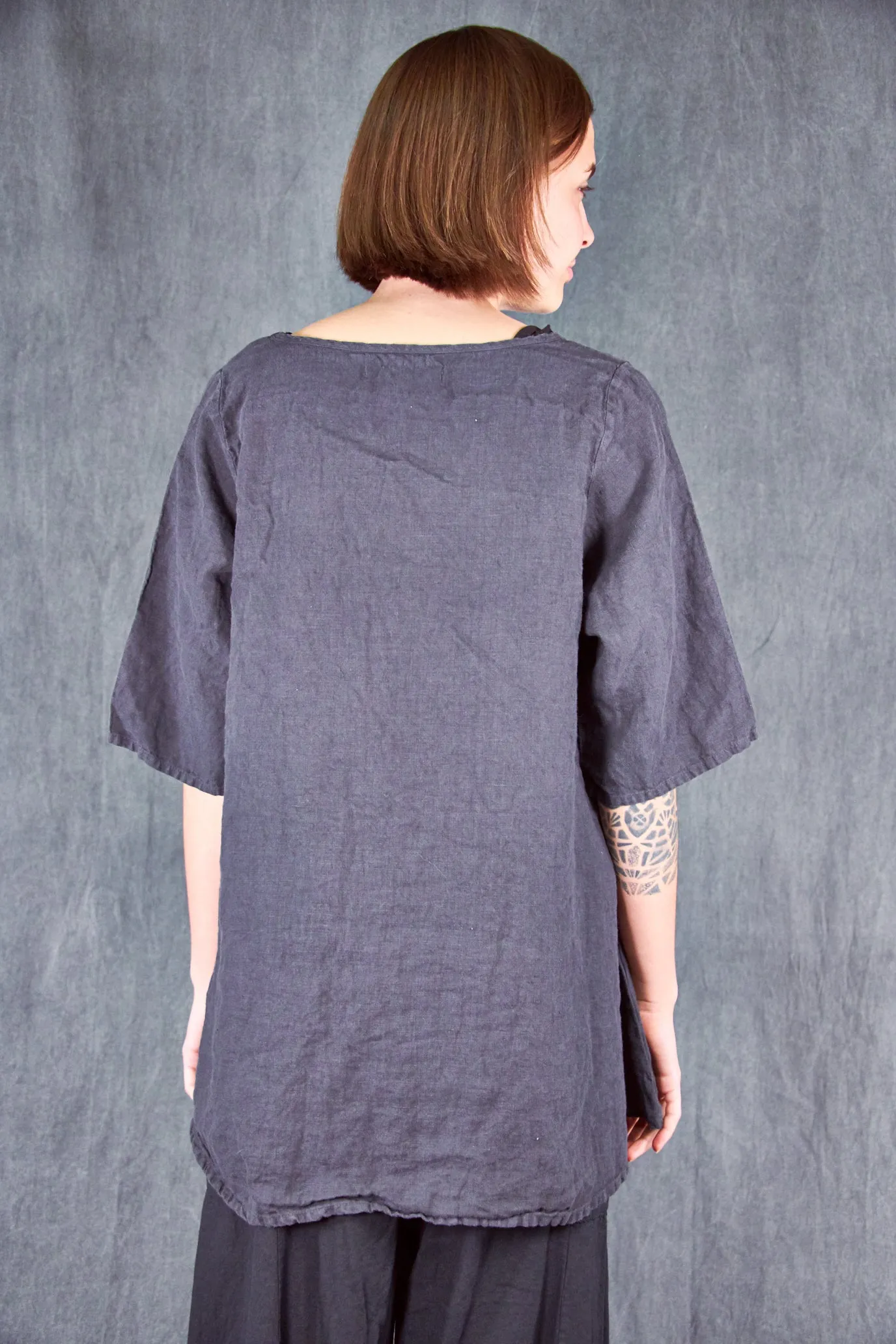 1210 Linen Tee-Black Sand-P