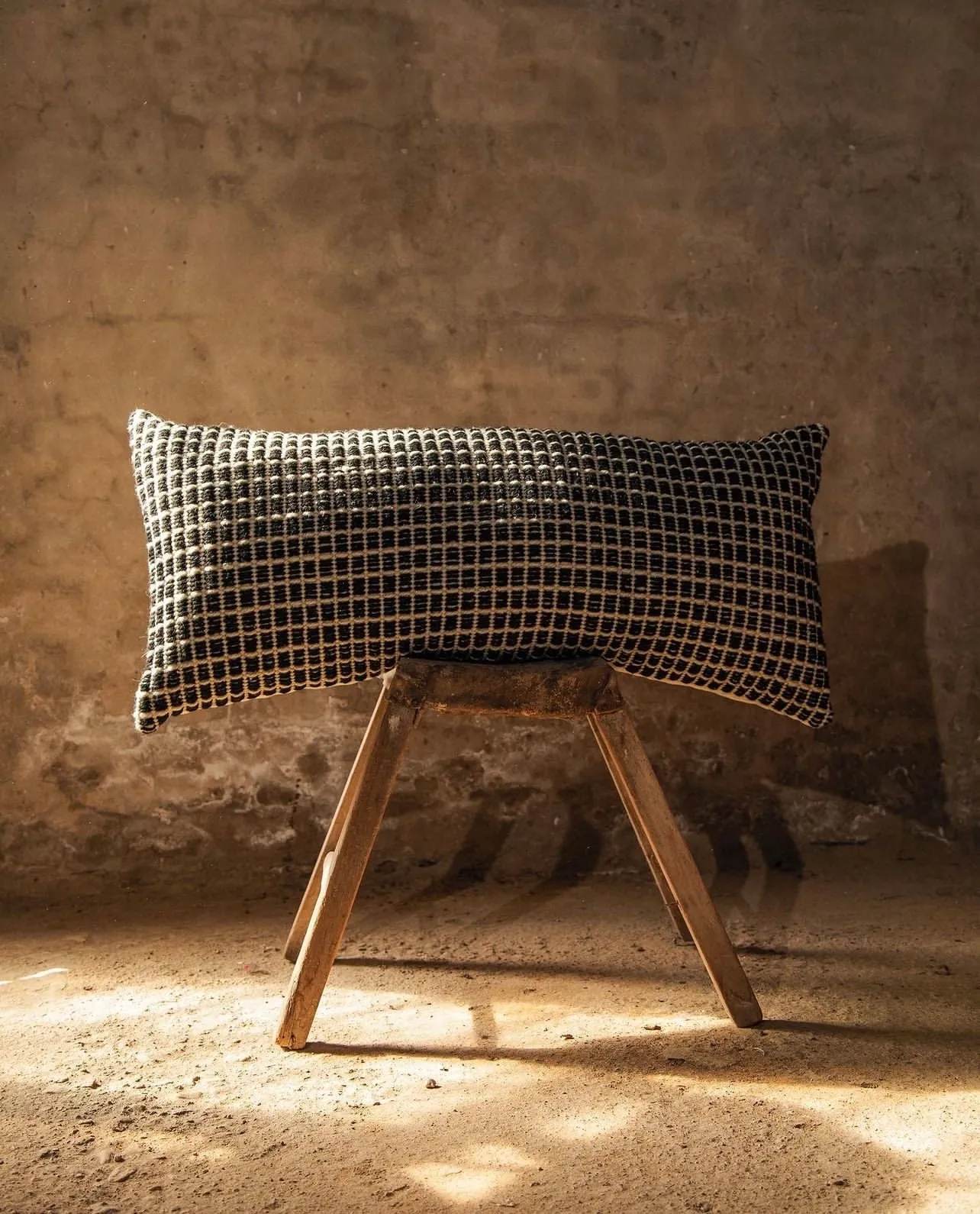 Black Honeycomb Wool Long Lumbar (reversible)
