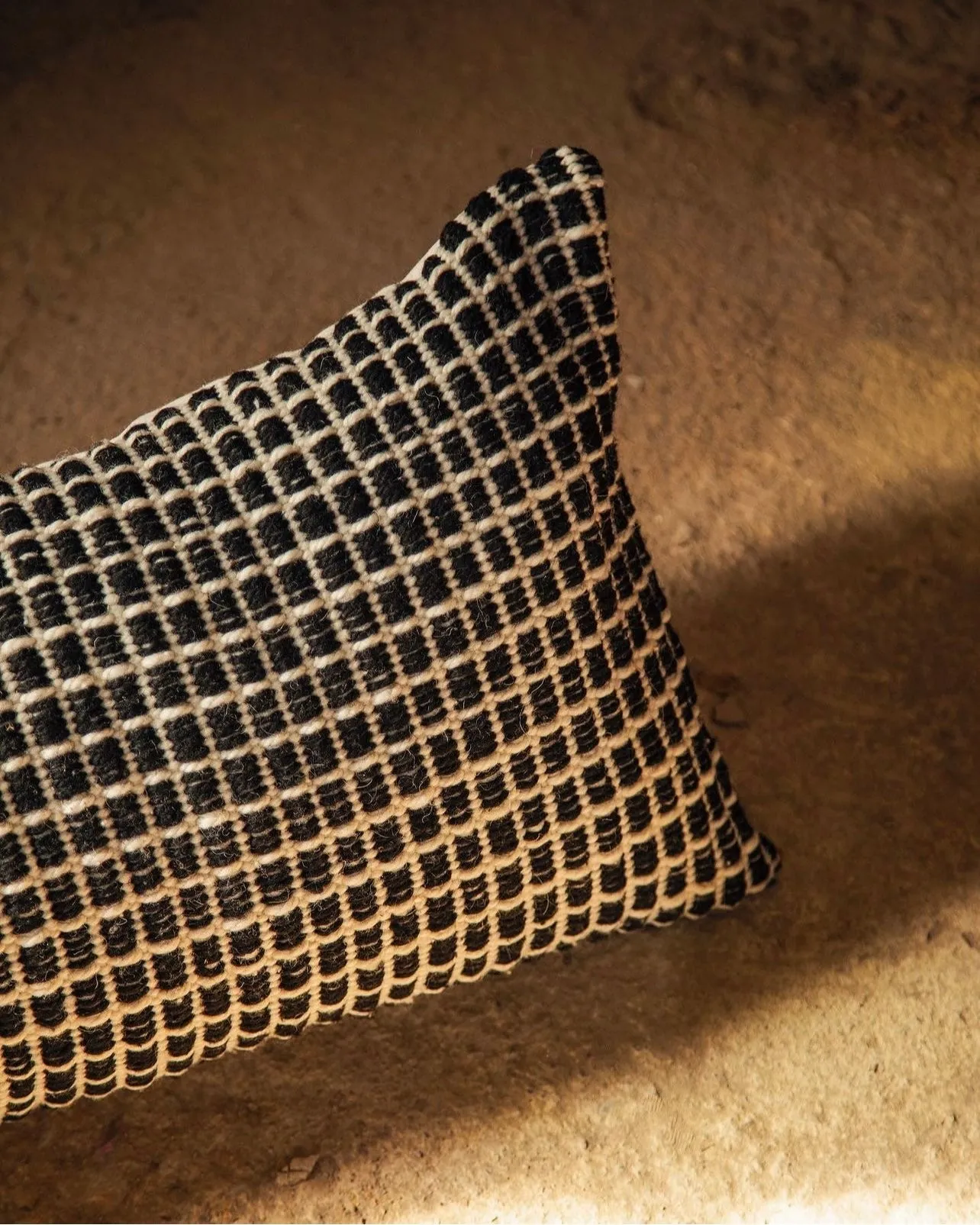 Black Honeycomb Wool Long Lumbar (reversible)